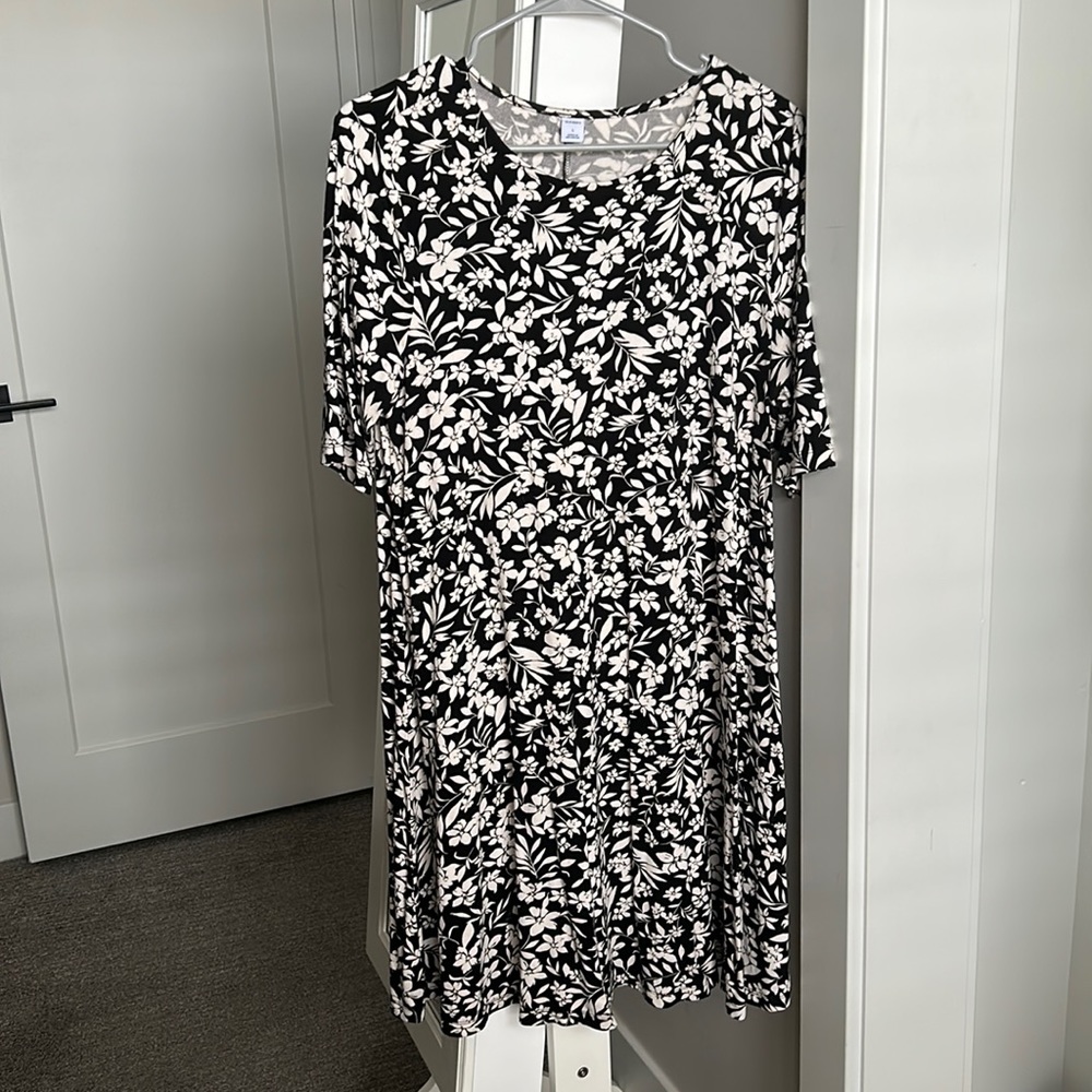 Old Navy Black and White Floral Swing Dress. Large.